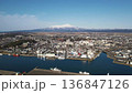 早春の酒田港から望む市街地と鳥海山 136847126