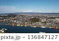 早春の酒田港から望む市街地と鳥海山 136847127