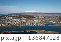 早春の酒田港から望む市街地と鳥海山 136847128