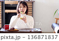 食事をする女性 136871837