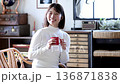 女性　リビング　ライフスタイル　 136871838