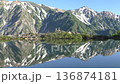 Hakuba-ike，在早晨的陽光和登山者的新鮮綠色 136874181