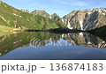 Hakuba-ike，在早晨的陽光和登山者的新鮮綠色 136874183