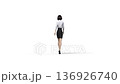 歩いていくビジネススーツの女性 歩いていくビジネススーツの女性 136926740