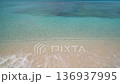 海浪拍打著沙灘和蔚藍的大海 136937995