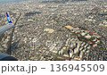 福岡空港に着陸する直前の窓からの景色 136945509