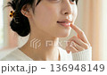 指で唇にリップバームを塗る女性の口元のアップ 指で唇にリップバームを塗る女性の口元のアップ 136948149