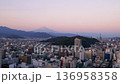 靜岡城在黃昏時分被魔幻時刻的光芒照亮，冬日的富士山也清晰可見。 136958358