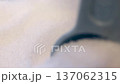 スプーンで塩をすくう 137062315
