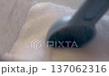 スプーンで塩をすくう 137062316
