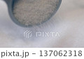 スプーンで塩をすくう 137062318