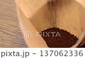 ペーパーフィルターにコーヒーの粉を入れる 137062336