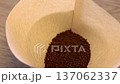 ペーパーフィルターにコーヒーの粉を入れる 137062337