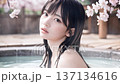 桜の咲く温泉露天風呂に入浴中の若い女性 137134616