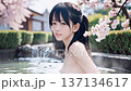桜の咲く温泉露天風呂に入浴中の若い女性 137134617