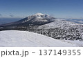 春めく2月の三ツ石山山頂からの眺め 137149355