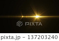 水平移動的金色光效。鏡頭光暈 137203240