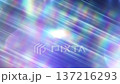 一個華麗的背景，上面不斷流著彩虹色的斜向鏡頭光暈 137216293