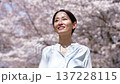満開の桜と女性　スローモーション 137228115