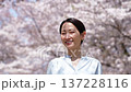 満開の桜と女性　スローモーション 137228116