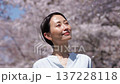 満開の桜と女性　桜吹雪　スローモーション 137228118