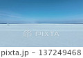 冬のサロマ湖 キムアネップ岬 雪原空撮動画 137249468