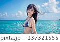 夏空のビーチを満喫するビキニの水着を着た若い女性 137321555