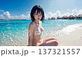 夏空のビーチを満喫するビキニの水着を着た若い女性 137321557