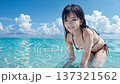 夏空のビーチを満喫するビキニの水着を着た若い女性 137321562