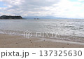 曇り空の穏やかな春の瀬戸内海の波打ち際  静かな海　音声あり  4K  137325630