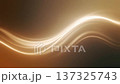 琥珀色の柔らかな光が描く幻想的な曲線とグラデーション：癒やしと洗練を演出する高品質な抽象背景動画素材 137325743