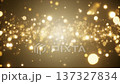 幻想的に漂う金色の光の玉とクリーンなボケエフェクト：ウェディングや宝石の広告に最適な抽象背景動画 137327834