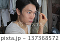 男性俳優が楽屋でメイクをする 137368572