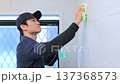 清掃作業員が浴室の壁を掃除する 137368573