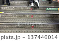 駅の階段を上る人々の足元 137446014