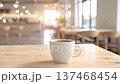 白色咖啡杯把手放在木桌上，簡約咖啡館背景 137468454