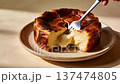 とろける質感のバスクチーズケーキ｜シンプルなデザート10秒動画 137474805