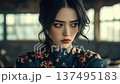 一位身著旗袍的東方女性，目光深邃而沉思。 137495183