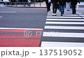 A video of people and cars passing by at the intersection in front of the Mitsukoshi Daimaru department store in Tenjin, Fukuoka City. It captures the natural flow of pedestrians and traffic during the day. 137519052