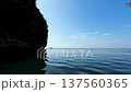 碧綠清澈的海水和陡峭的岩壁。從海面到水下，景色變幻莫測。 137560365