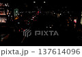 夜の表参道のケヤキ並木と自動車 137614096