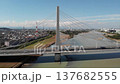 空撮 府中四谷橋の移動上下俯瞰正面全景映像 137682555