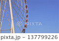 低角度拍攝的摩天輪，背景是藍天和留白區域。 137799226