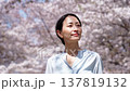満開の桜と女性　スローモーション 137819132