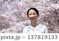 満開の桜と女性　スローモーション 137819133