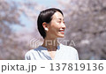 満開の桜と女性　スローモーション 137819136