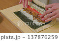 恵方巻きを作る女性の手元クローズアップ 137876259