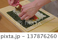 恵方巻きを作る女性の手元クローズアップ 137876260