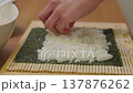 恵方巻きを作る女性の手元クローズアップ 137876262
