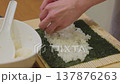 恵方巻きを作る女性の手元クローズアップ 137876263